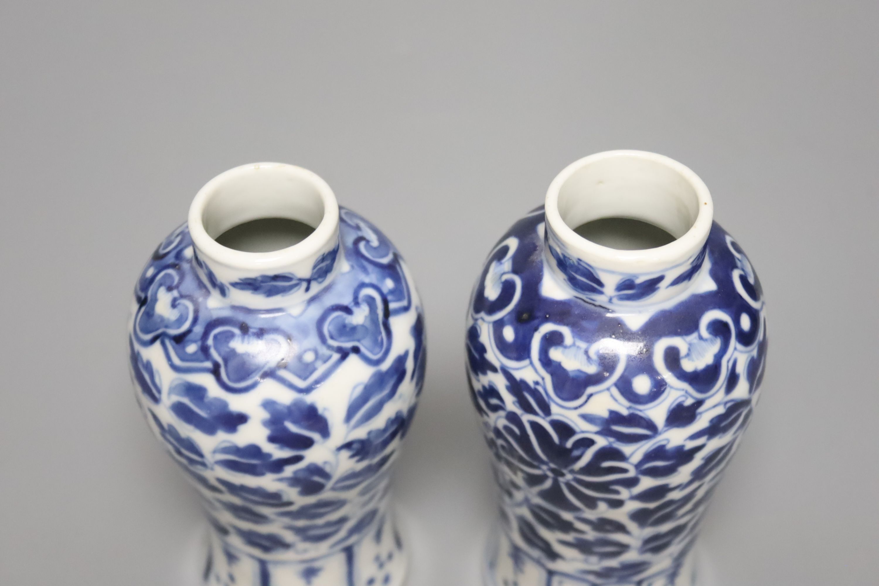 Two Chinese blue and white vases, c.1900, height 15cm